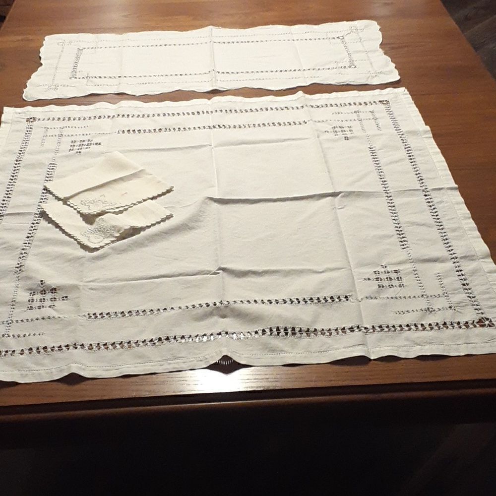 4 pc bundle 32" sq. gathered threads design tablecloth, runner & 2 bonus napkins